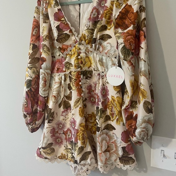 Long sleeved Flowered Boutique Romper! NWT!! Size Small! - Picture 5 of 7